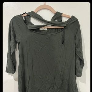 Cold Shoulder High/Low Top
LOVEAPPELLA Color olive size s